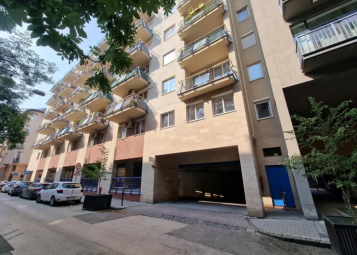 Colorful Condo By The Danube ---Free Parking---